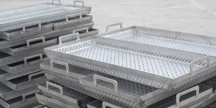 supporting equipment trays